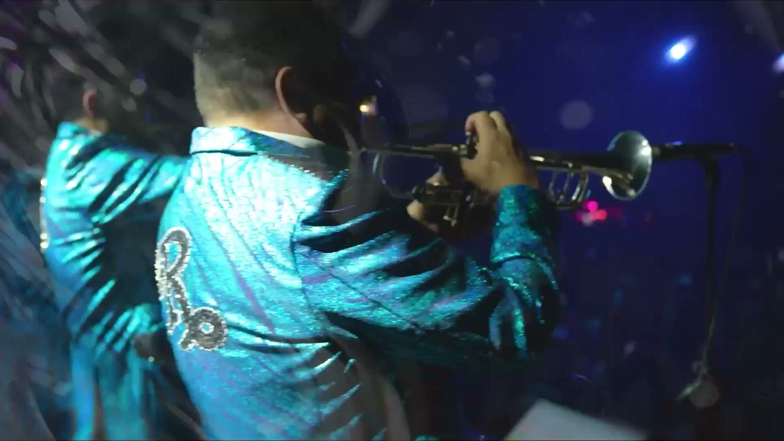 Trompetista de El Recodo tocando en primer plano