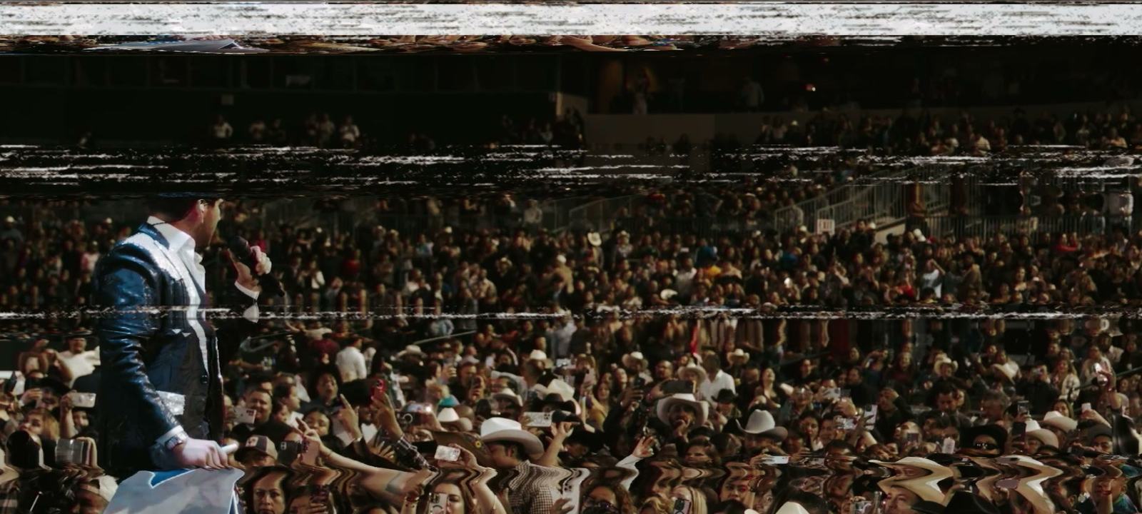 El público visto desde el escenario durante un concierto de El Recodo